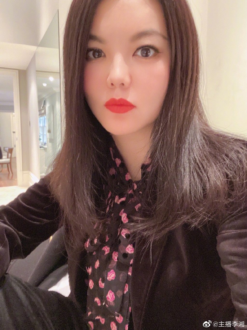 大陸直播太好賺？美女主播爽曬「千萬勞斯萊斯」被罵爆：炫富！