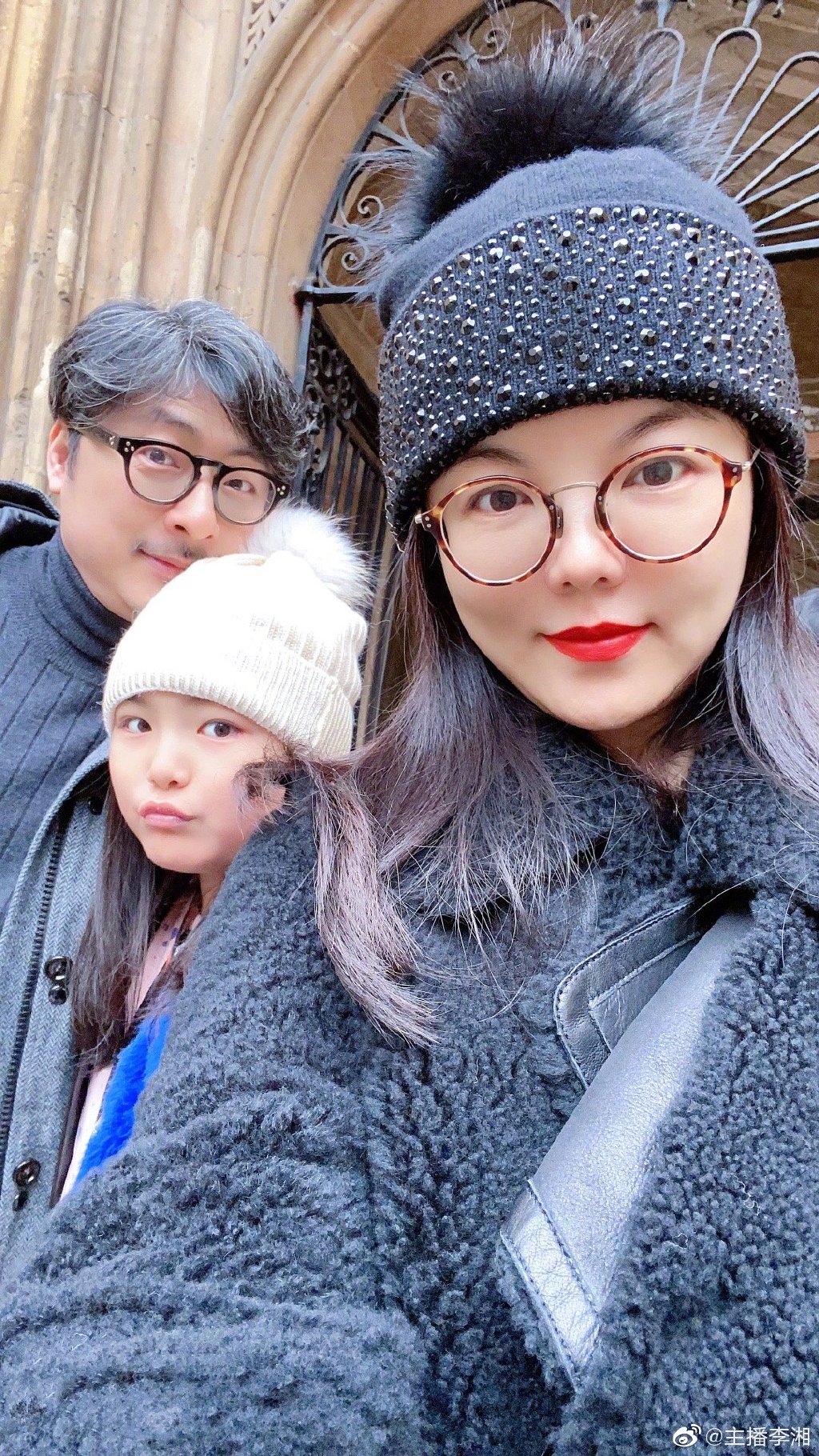 大陸直播太好賺？美女主播爽曬「千萬勞斯萊斯」被罵爆：炫富！