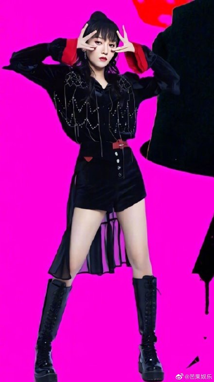 全面顛覆！《青春有你2》劉雨昕「長髮＋超短熱褲」曬長腿　網暴動：太辣！