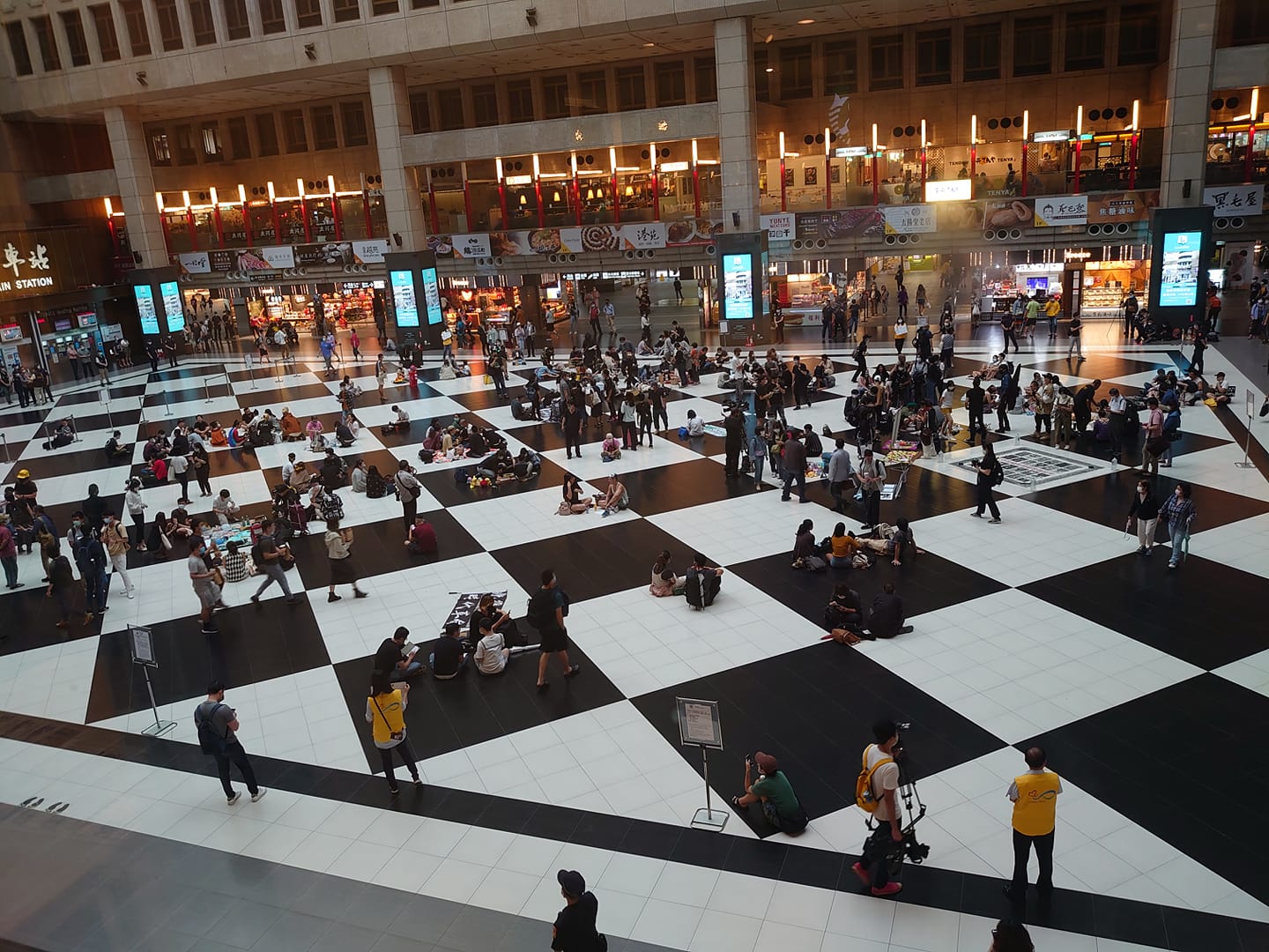 500多人響應『坐爆北車』活動 網紅T妹開酸:『流浪漢才堅持坐地下』