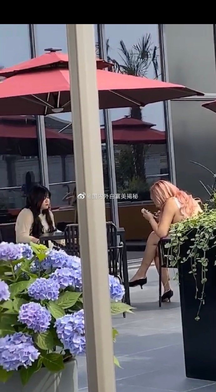 大媽變芭比!超兇網紅「修圖現場」慘被抓包 網驚:只有胸是真的