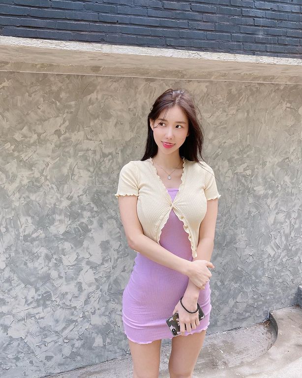 暗黑版潤娥外套太繃!下一秒爆開「春光外洩」:內內直接露出來