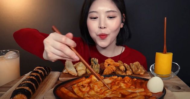 毛骨悚然!大胃王吃播「收音詭異女聲」:這裡不只你一個