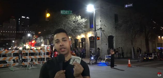 鏡頭前直接掀衣!正妹為「3000元假鈔」大街露胸 網全看傻:太大膽