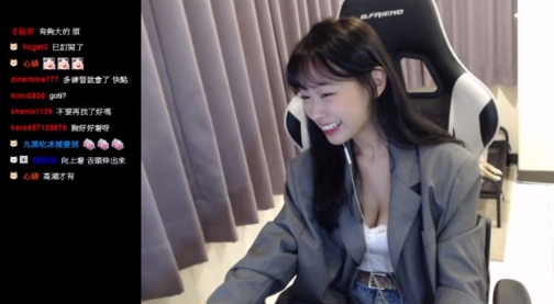 巨球險掉出!實況兇妹一彎腰「邪惡視角」看進去 網:真的好深