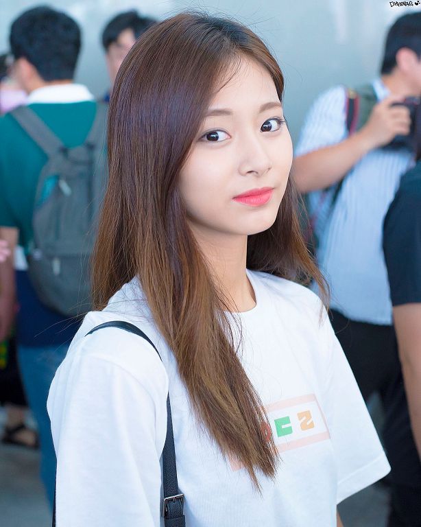 特寫鏡頭笑得很尷尬？子瑜「笑容成Dcard熱搜」 網：黃安事件影響