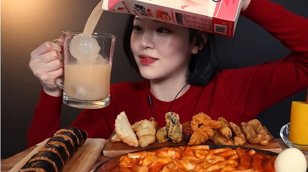 毛骨悚然!大胃王吃播「收音詭異女聲」:這裡不只你一個