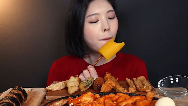 毛骨悚然!大胃王吃播「收音詭異女聲」:這裡不只你一個