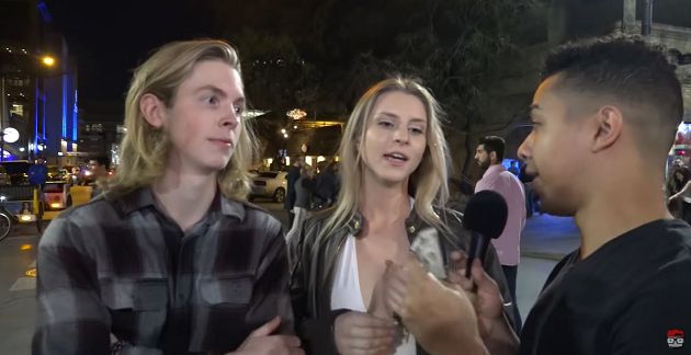 鏡頭前直接掀衣!正妹為「3000元假鈔」大街露胸 網全看傻:太大膽