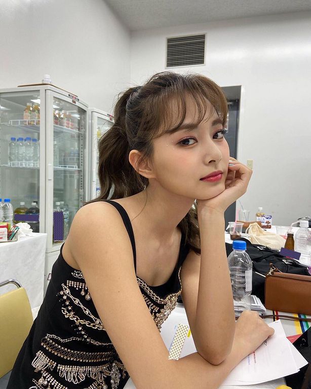 特寫鏡頭笑得很尷尬？子瑜「笑容成Dcard熱搜」 網：黃安事件影響