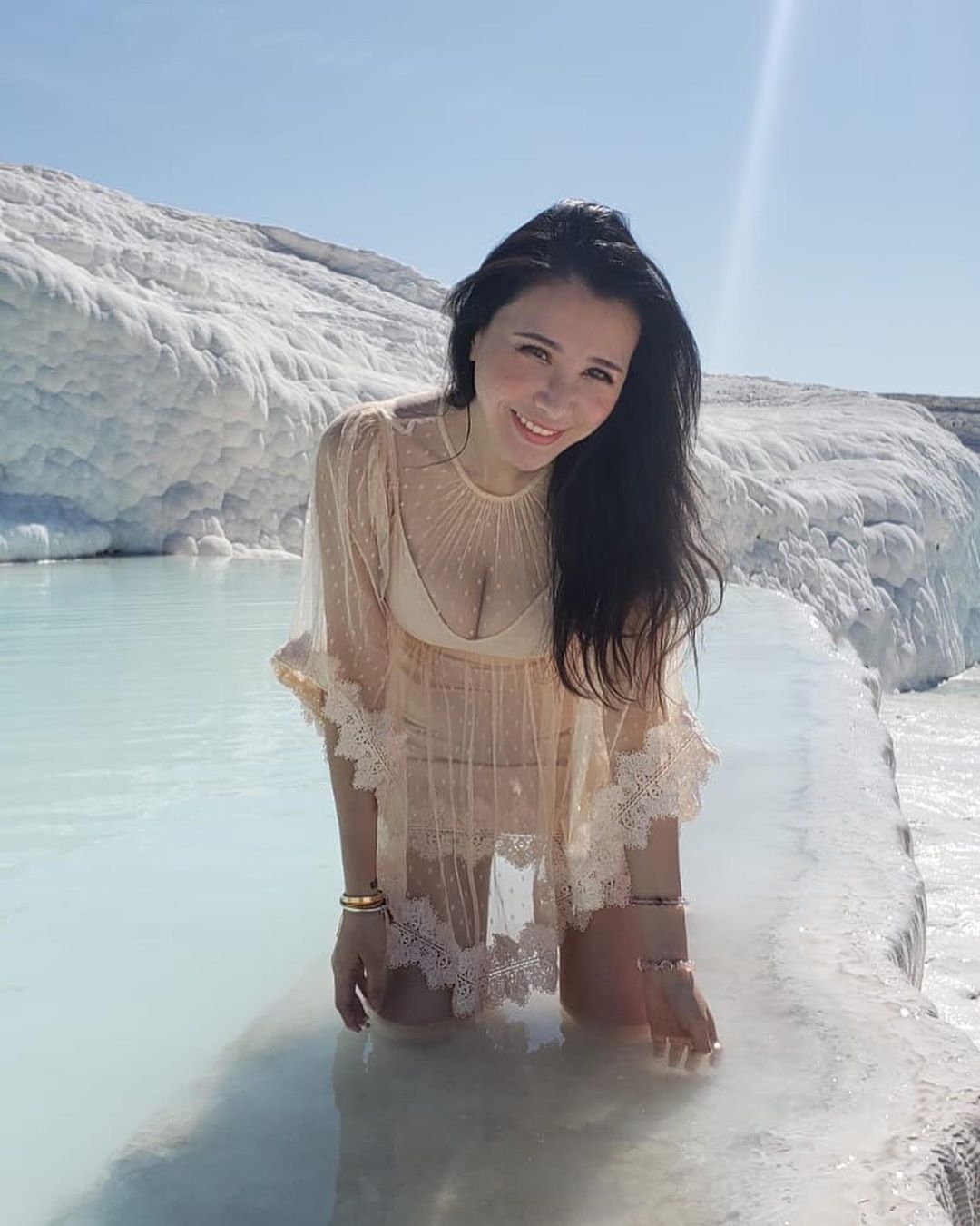 被當眾掀裙走光！E級女星「深V開到胃」　「內內卡縫」網全噴血！