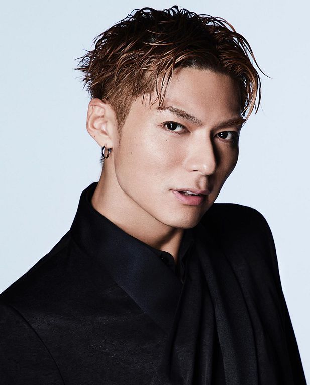 暗黑女神熱戀中？剛爆撿屍「明日花綺羅」再被抓包：同居天團主唱！