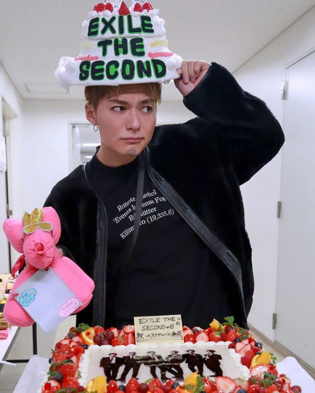 暗黑女神熱戀中？剛爆撿屍「明日花綺羅」再被抓包：同居天團主唱！