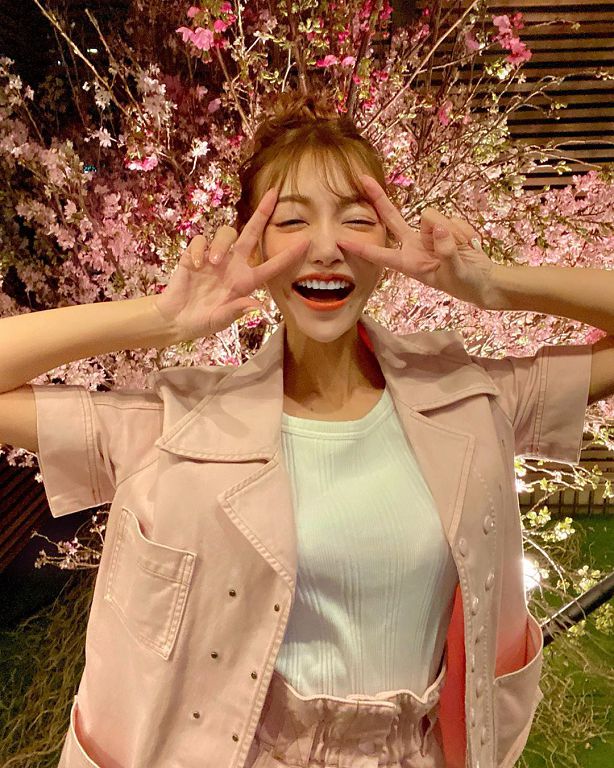 暗黑女神熱戀中？剛爆撿屍「明日花綺羅」再被抓包：同居天團主唱！