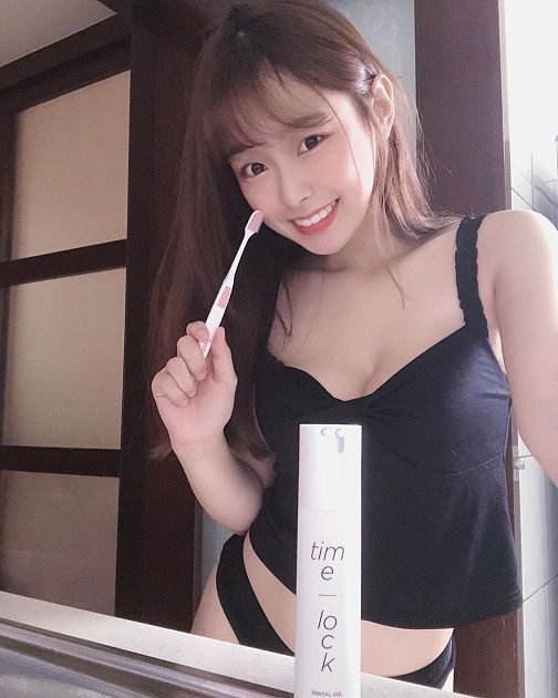 巨球險掉出!實況兇妹一彎腰「邪惡視角」看進去 網:真的好深