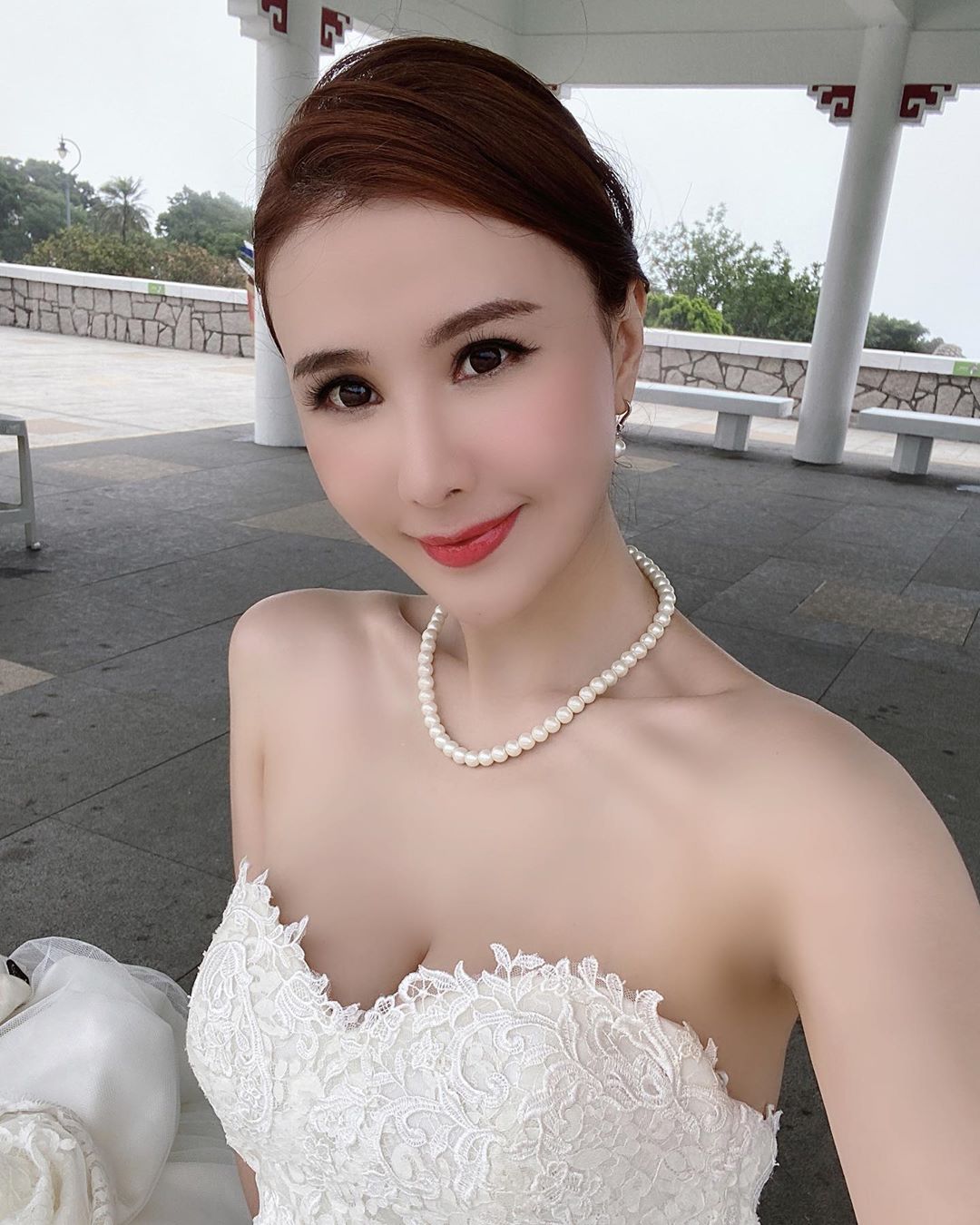 被當眾掀裙走光！E級女星「深V開到胃」　「內內卡縫」網全噴血！