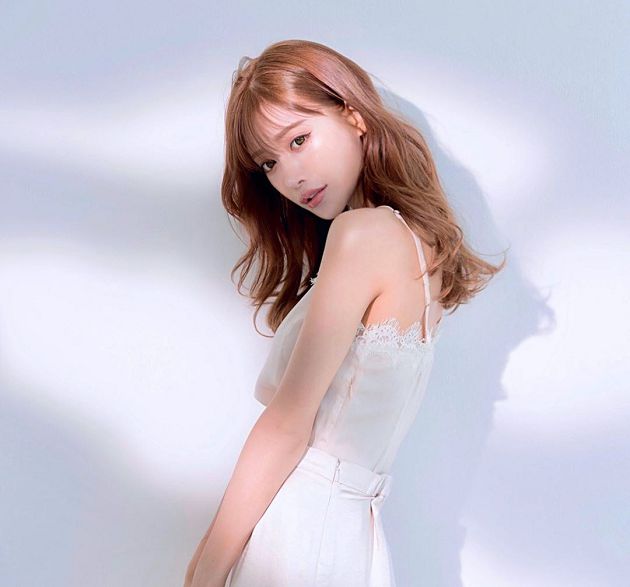 暗黑女神熱戀中？剛爆撿屍「明日花綺羅」再被抓包：同居天團主唱！