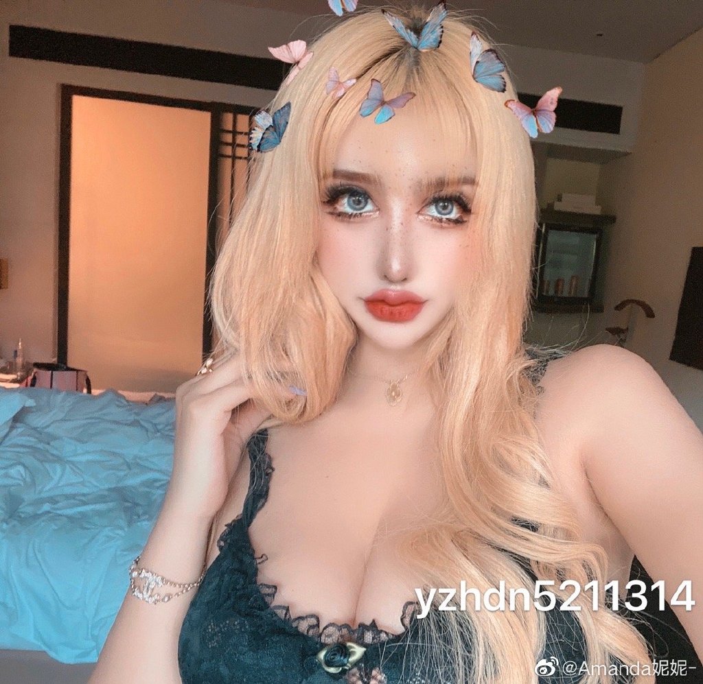 大媽變芭比!超兇網紅「修圖現場」慘被抓包 網驚:只有胸是真的