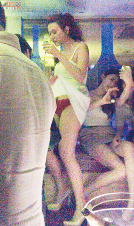 被當眾掀裙走光！E級女星「深V開到胃」　「內內卡縫」網全噴血！