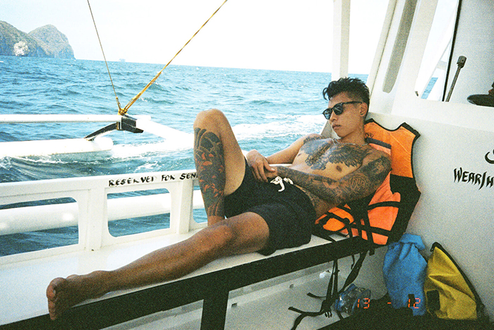 遠赴菲律賓拍攝！瘦子E.SO「裸秀大肌肌」man炸