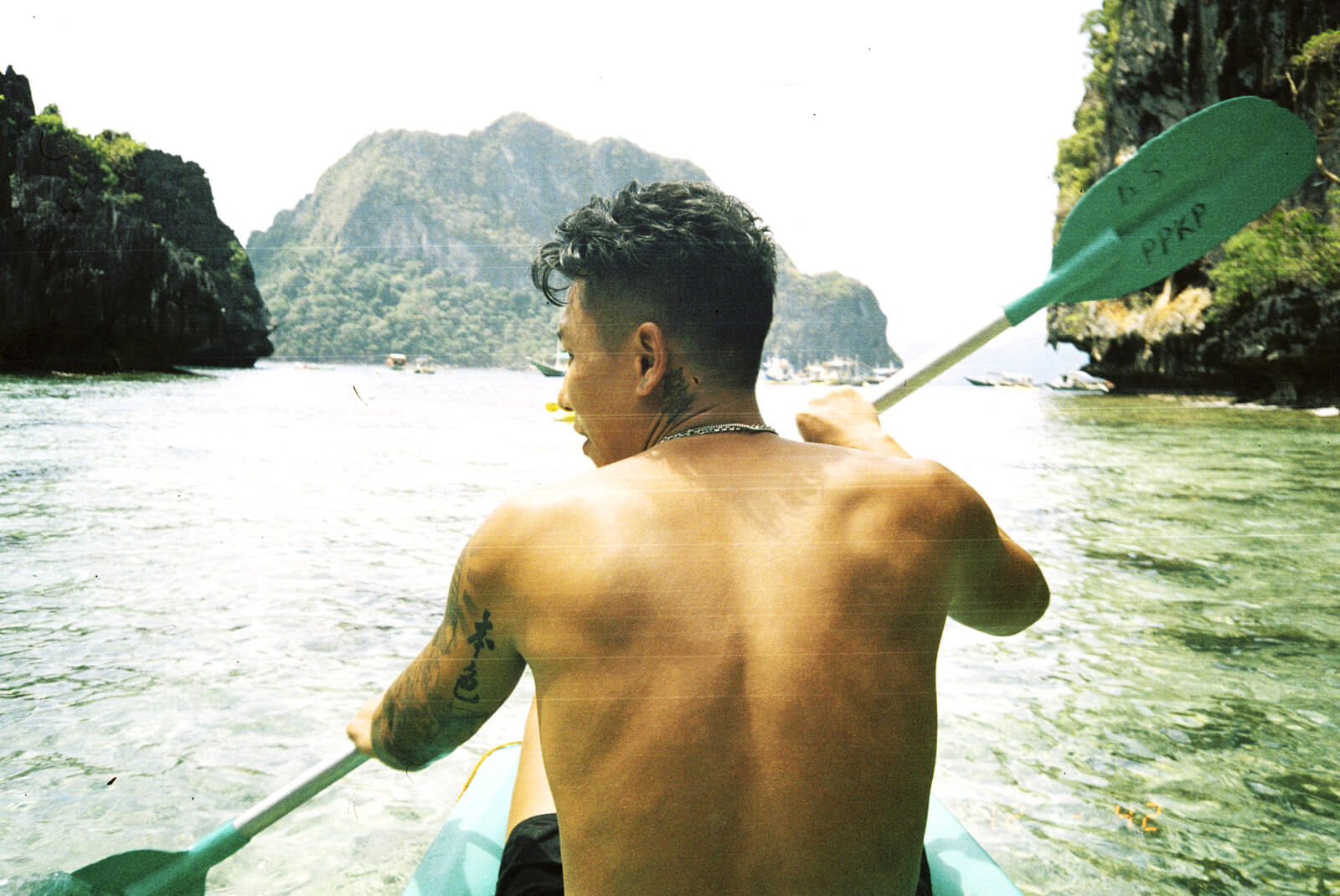 遠赴菲律賓拍攝！瘦子E.SO「裸秀大肌肌」man炸