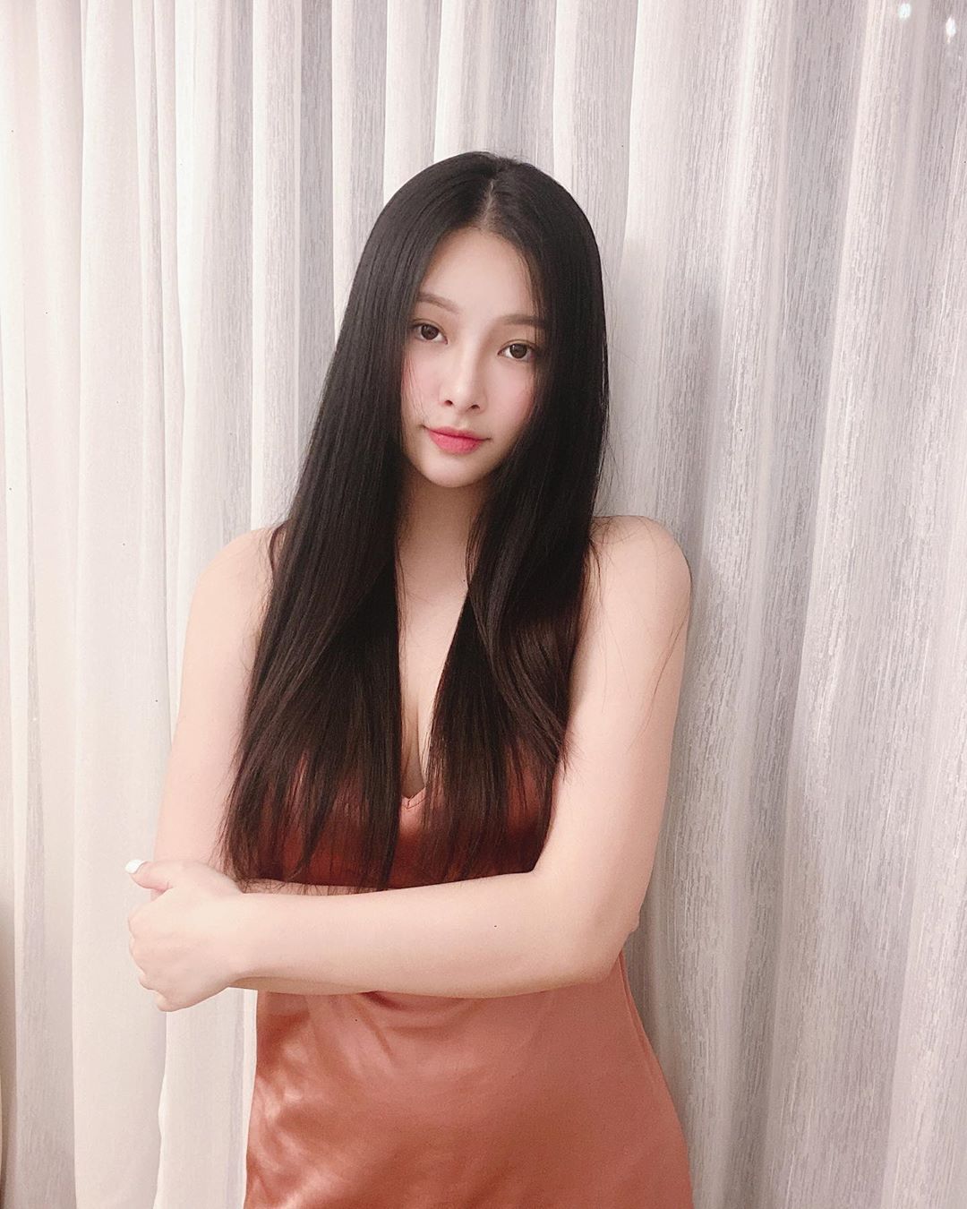 睡衣性感殺！超兇女星「深V一路到底」　網噴血：太美！