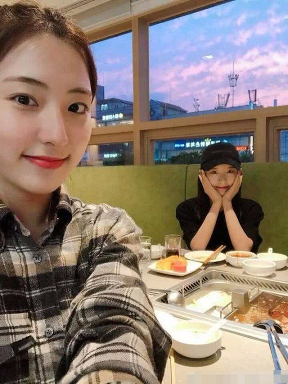 台上掀吳宣儀短版上衣!女偶像「突抓成員肚子」:指甲印超明顯