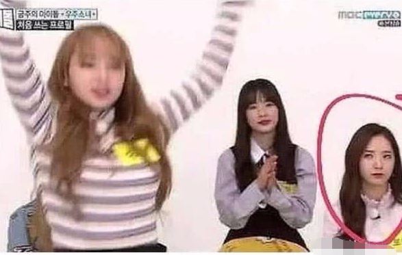 台上掀吳宣儀短版上衣！女偶像「突抓成員肚子」：指甲印超明顯