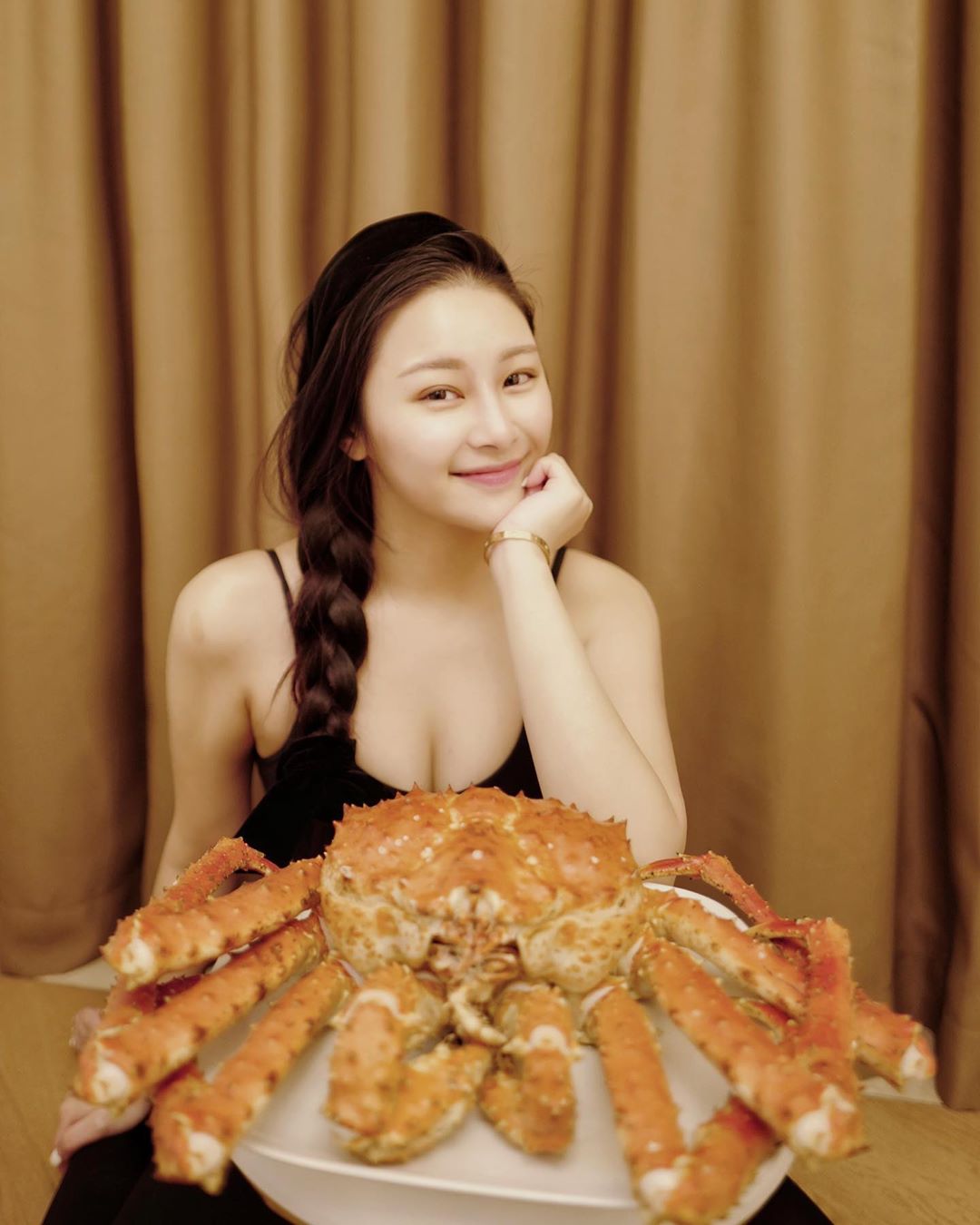 睡衣性感殺！超兇女星「深V一路到底」　網噴血：太美！