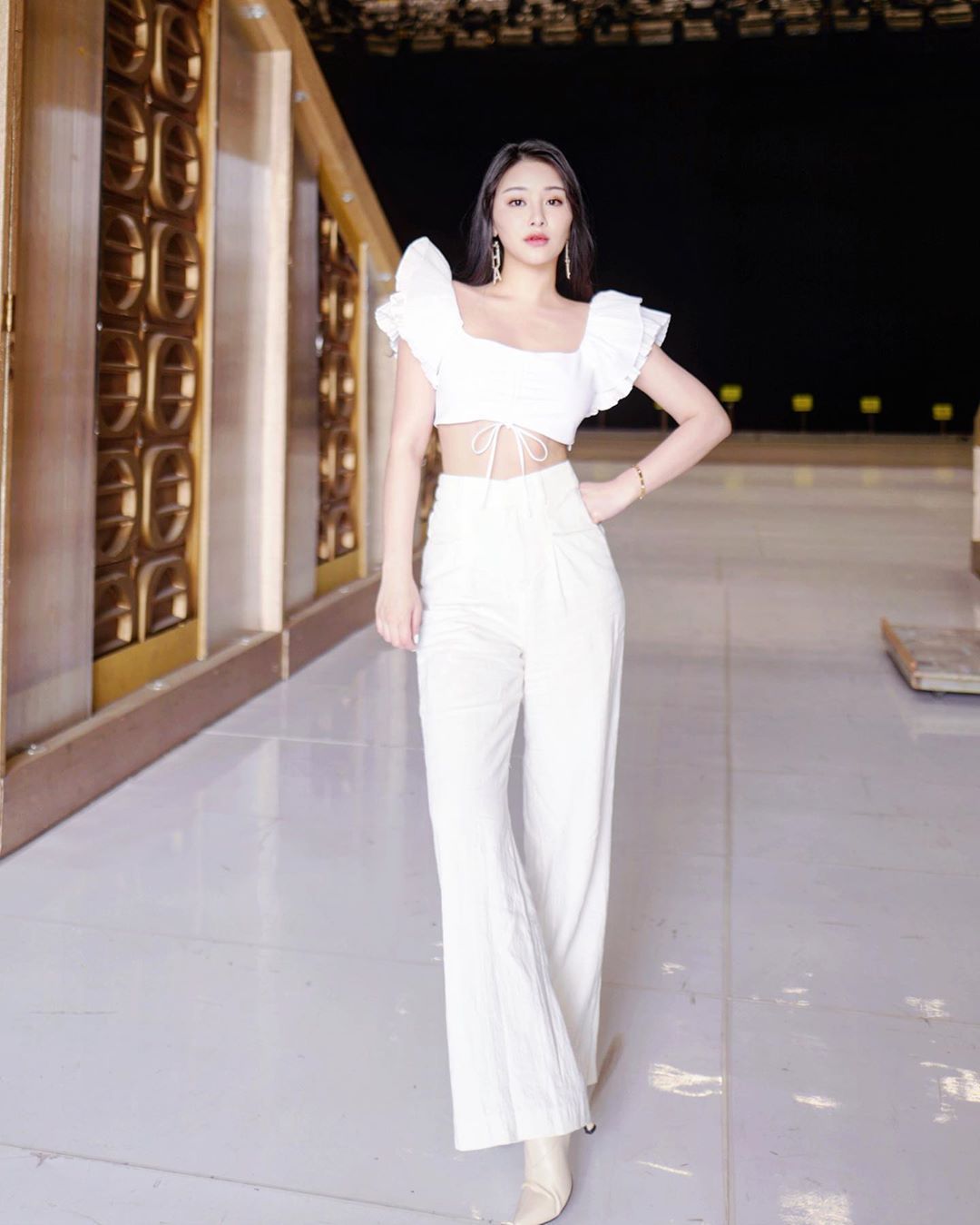 睡衣性感殺！超兇女星「深V一路到底」　網噴血：太美！