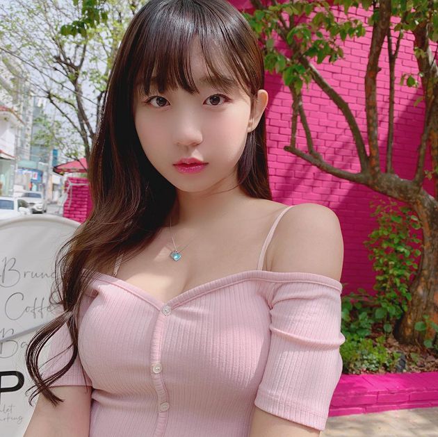 韓國DJ放送福利！狗狗一抓「衣領往下掉」 網：這樣太危險