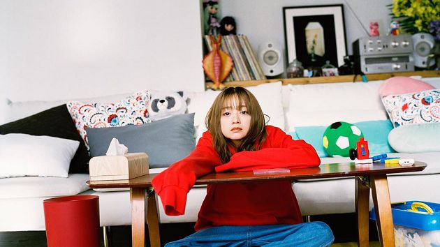 媽媽51歲下海!日本「童顏女神」暗戀對象變繼父:錢都被媽媽拿走