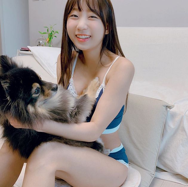 韓國DJ放送福利！狗狗一抓「衣領往下掉」 網：這樣太危險\