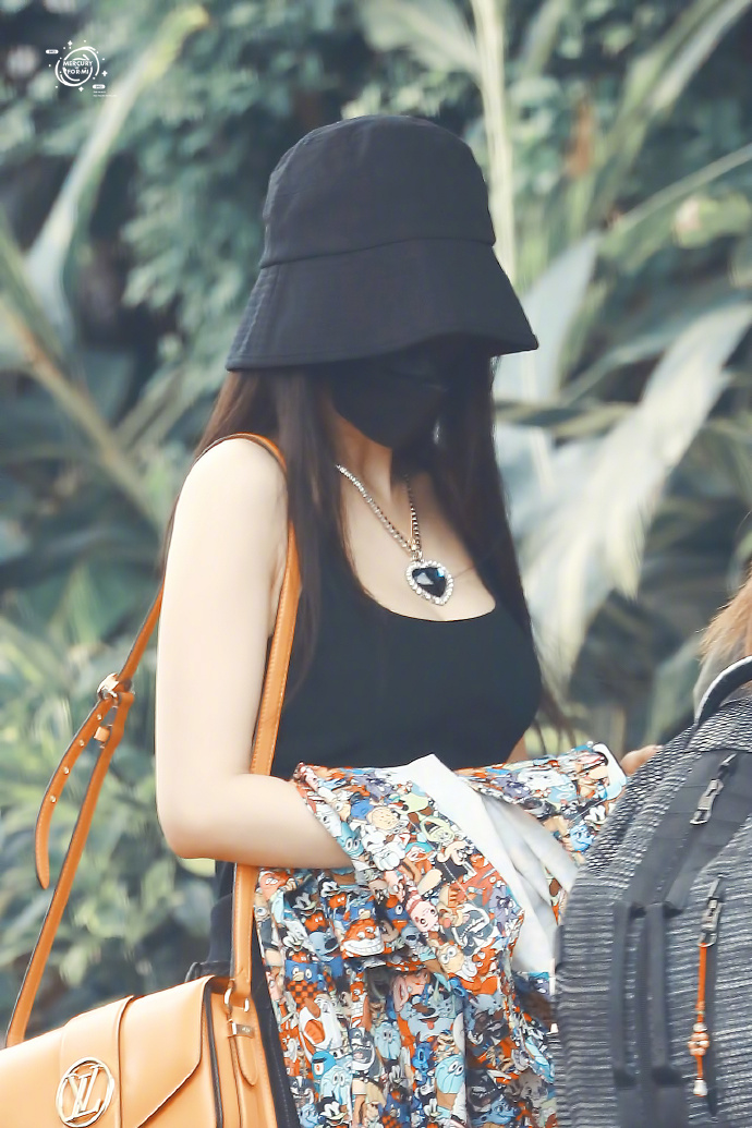 難得性感!楊冪罕見辣曬「深U水滴美胸」 網狂盯:真的好大