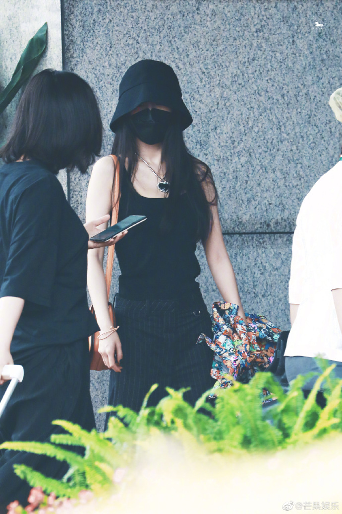 難得性感!楊冪罕見辣曬「深U水滴美胸」 網狂盯:真的好大