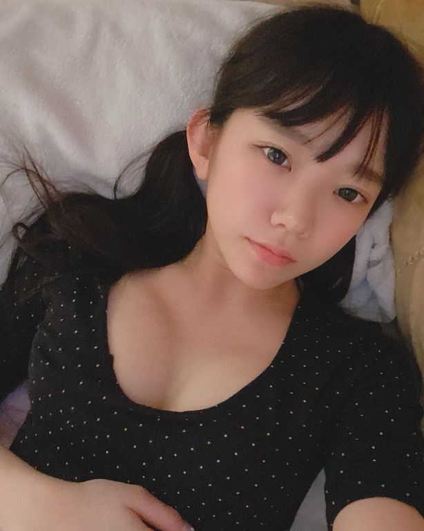 F級「合法蘿莉」！胸壓膝蓋「直接溢出」：看起來好軟～