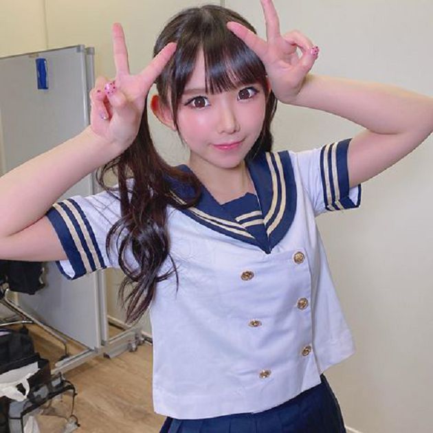 F級「合法蘿莉」！胸壓膝蓋「直接溢出」：看起來好軟～