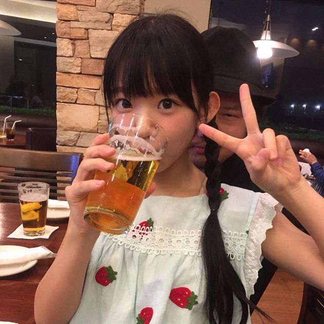 F級「合法蘿莉」！胸壓膝蓋「直接溢出」：看起來好軟～