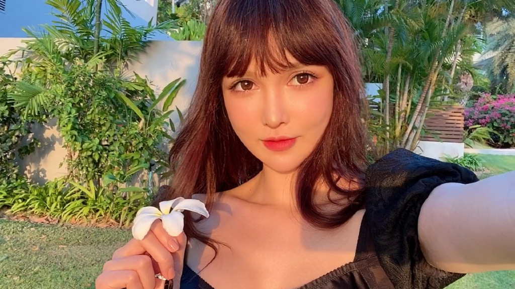 14歲就進廠！超兇網紅「16年整形100次」　「術後照曝光」嚇歪網！