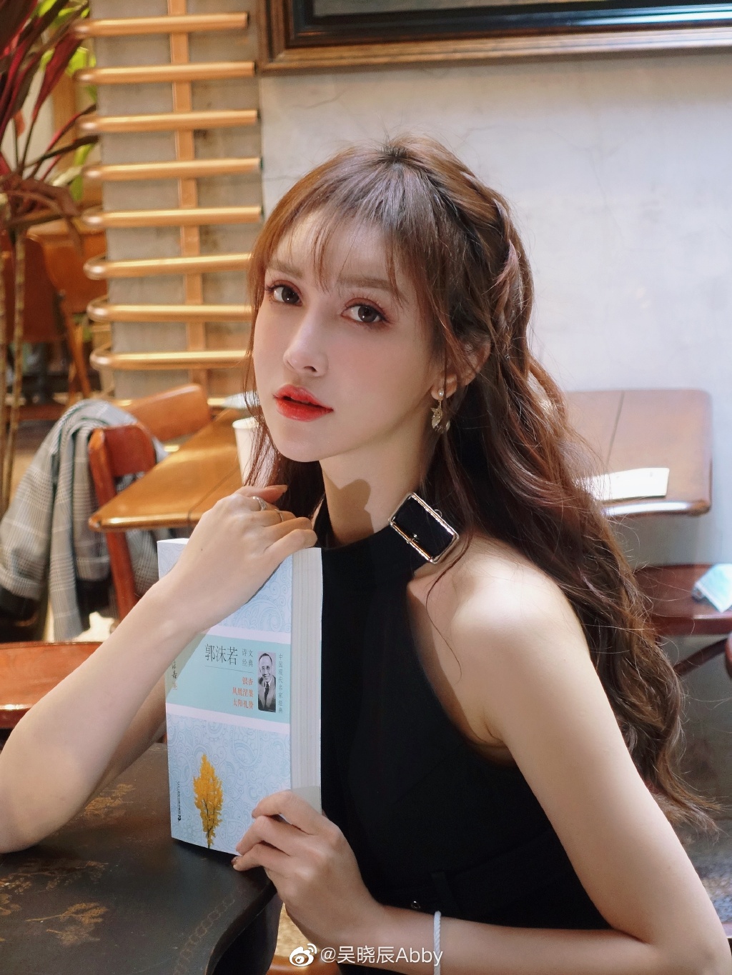 14歲就進廠！超兇網紅「16年整形100次」　「術後照曝光」嚇歪網！