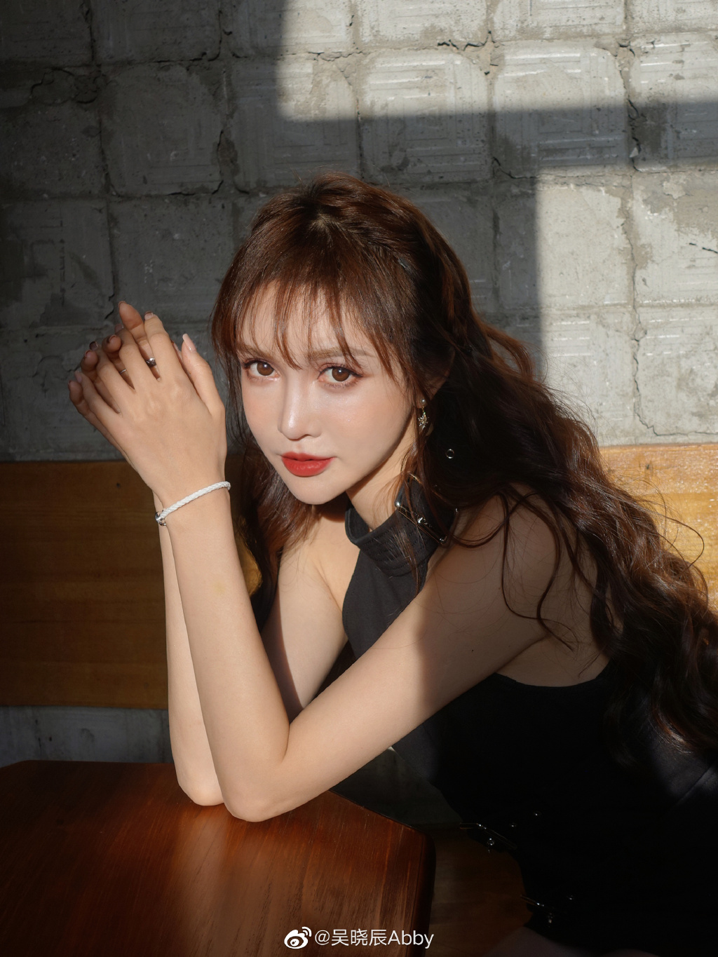 14歲就進廠！超兇網紅「16年整形100次」　「術後照曝光」嚇歪網！