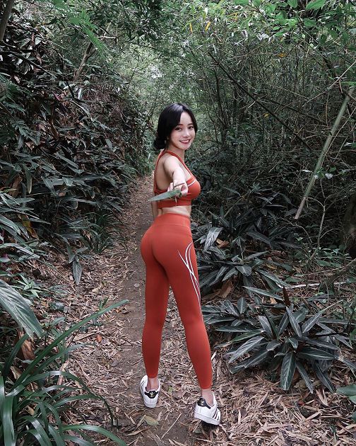 表特版認證!實況正妹「邪惡視角」側乳全溢出 網:優質