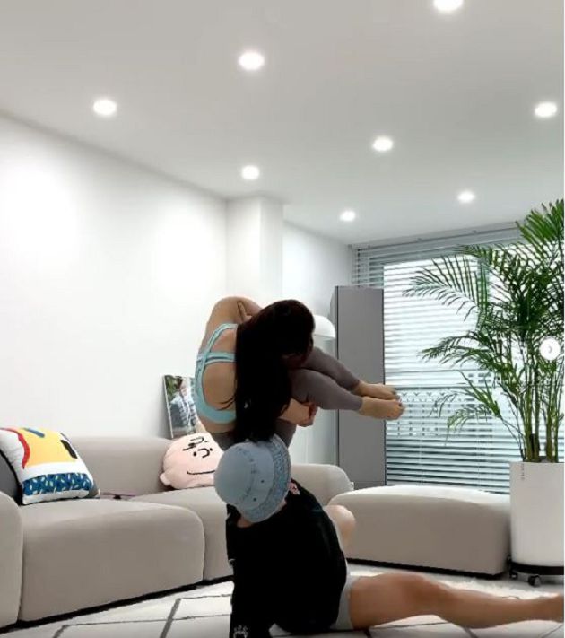 韓國瑜珈老師「雙人運動影片」曝光！ㄦ字腰現形「川字腹肌」