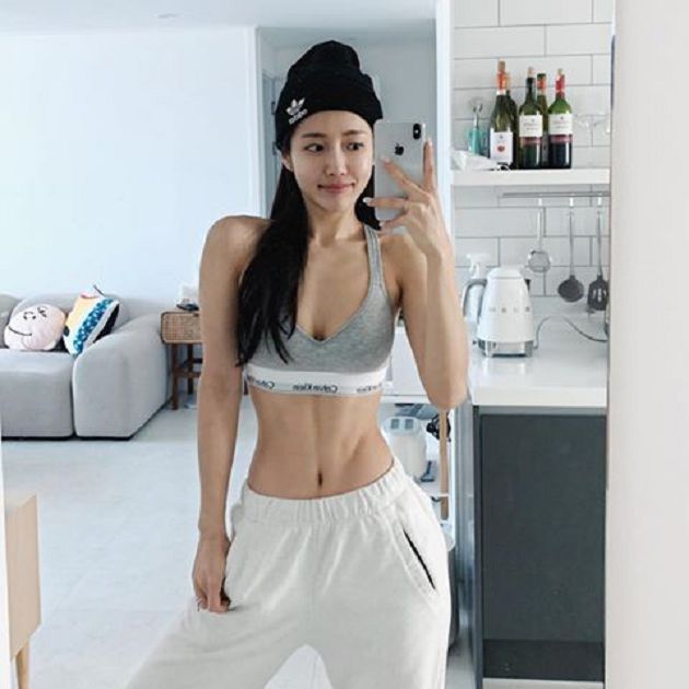 韓國瑜珈老師「雙人運動影片」曝光！ㄦ字腰現形「川字腹肌」