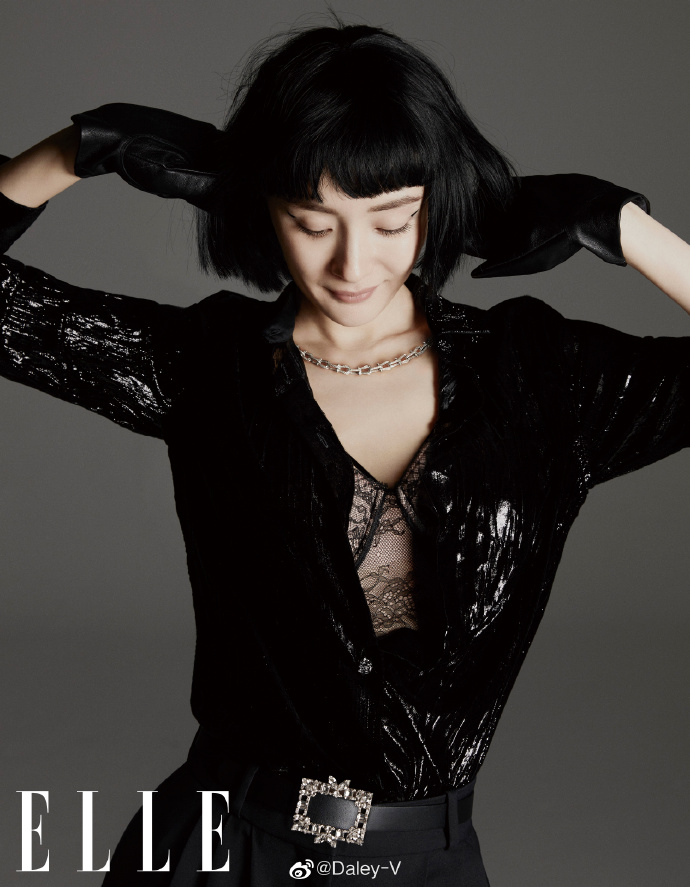 罕曬「激短新髮型」!楊冪「胸前解扣」深溝現形 網驚喊:太性感!