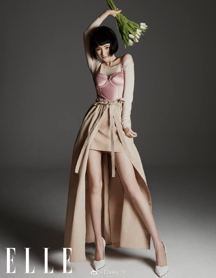 罕曬「激短新髮型」!楊冪「胸前解扣」深溝現形 網驚喊:太性感!