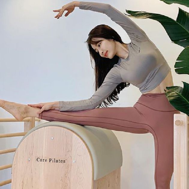 韓國瑜珈老師「雙人運動影片」曝光！ㄦ字腰現形「川字腹肌」