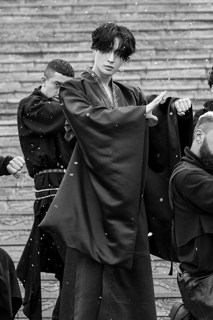 張藝興「古裝造型曝光」!跨時空對話項羽 裸上身帥氣爆棚