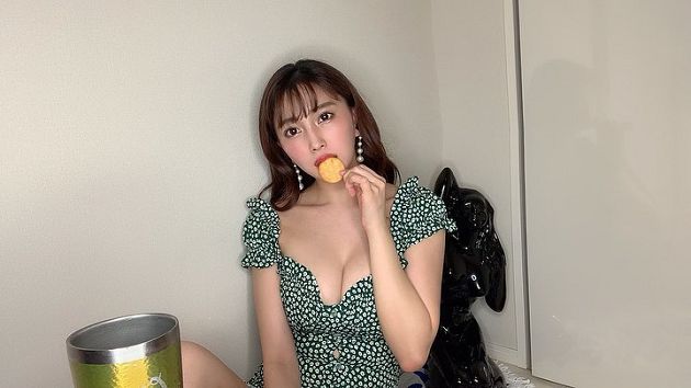 吃餅乾太豪邁!寫真偶像「雙腳打開」腰一彎:春光險外洩