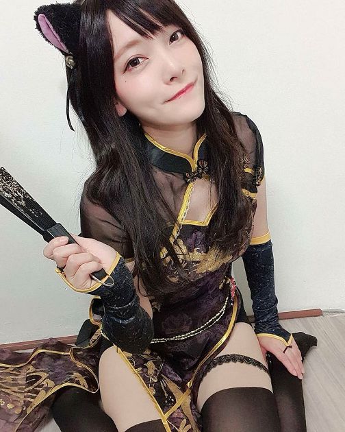 遭動物狂蹭上身！實況主驚遇「放送事故」崩潰　網：充滿騷味